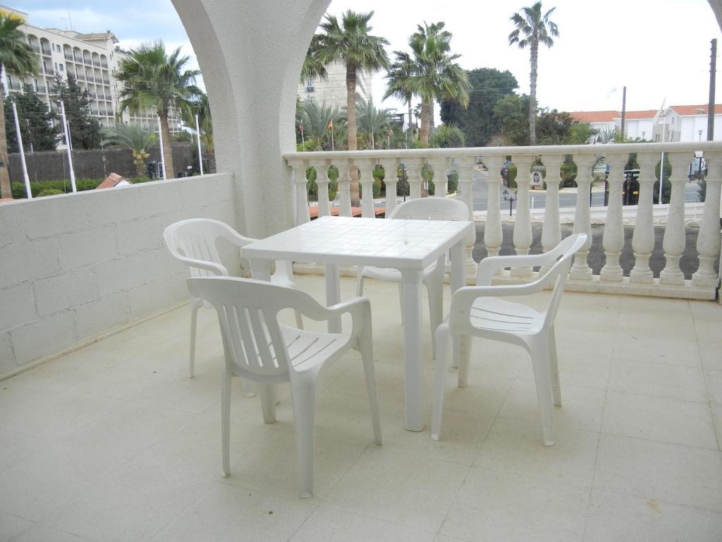 Tsialis Hotel Apartments Larnaca Room photo